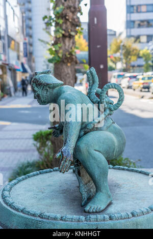 Statua di un lottatore di sumo fighter nel quartiere Ryogoku del quartiere Sumida di Tokyo, Giappone Foto Stock