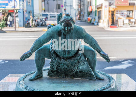 Statua di un lottatore di sumo fighter nel quartiere Ryogoku del quartiere Sumida di Tokyo, Giappone Foto Stock