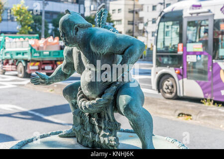 Statua di un lottatore di sumo fighter nel quartiere Ryogoku del quartiere Sumida di Tokyo, Giappone Foto Stock