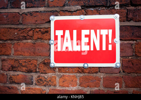 La scrittura a mano didascalia di testo di ispirazione che mostra il talento concetto significato capacità Know-How Competenza Capacità scritto sul vecchio annuncio cartello stradale con Foto Stock