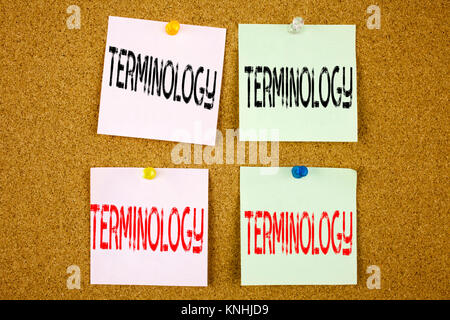 Mano concettuale di scrittura di testo Didascalia ispirazione che mostra la terminologia il concetto di Business per medici terminologico legalistico sulla colorata nota adesiva c Foto Stock