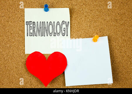 Mano concettuale di scrittura di testo Didascalia ispirazione che mostra il concetto della terminologia medica terminologico legalistica e amore scritto su una nota adesiva, co Foto Stock