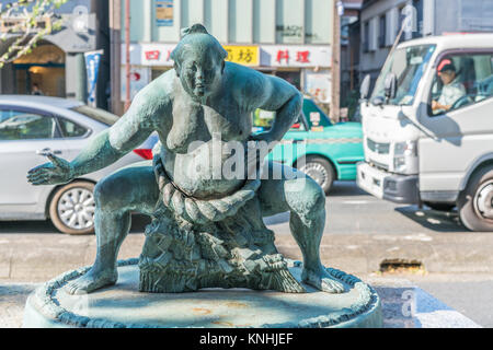 Statua di un lottatore di sumo fighter nel quartiere Ryogoku del quartiere Sumida di Tokyo, Giappone Foto Stock