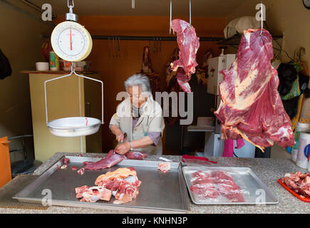 Ecuador mercato alimentare - Donna vendita di carne, Gualaceo il mercato coperto, Ecuador America del Sud Foto Stock