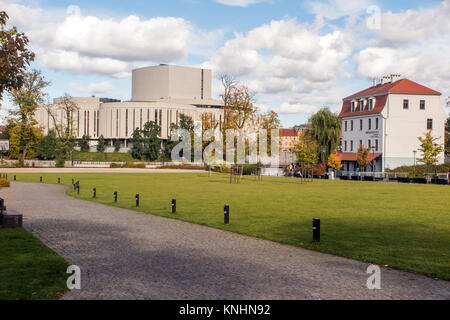 Vista dell'opera nova / opera house nella città polacca di Bydgoszcz Polonia da Mill Isola Foto Stock