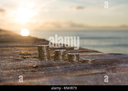 Foto di quattro pile British pound monete. Regno Unito denaro, nuovo chili in una luce calda. Foto Stock