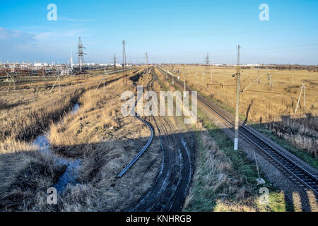 Tracciato ferroviario. Vista superiore sulle rotaie. Le linee elettriche ad alta tensione per i treni elettrici. Foto Stock