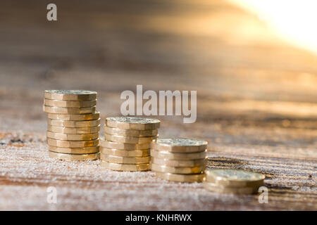 Foto di quattro pile British pound monete. Regno Unito denaro, nuovo chili in una luce calda. Foto Stock