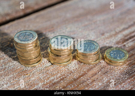 Foto di quattro pile British pound monete. Regno Unito denaro, nuovo chili in una luce calda. Foto Stock