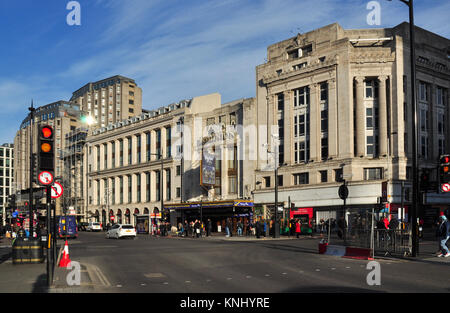 Tottenham Court Road corner con Oxford Street, London, England, Regno Unito Foto Stock