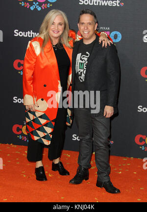 "COCO" Premiere detenute a El Capitan Theater di Hollywood, in California. Dotato di: Darla K. Anderson, Lee Unkrich dove: Los Angeles, California, Stati Uniti quando: 08 Nov 2017 Credit: Adriana M. Barraza/WENN.com Foto Stock