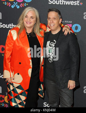 "COCO" Premiere detenute a El Capitan Theater di Hollywood, in California. Dotato di: Darla K. Anderson, Lee Unkrich dove: Los Angeles, California, Stati Uniti quando: 08 Nov 2017 Credit: Adriana M. Barraza/WENN.com Foto Stock