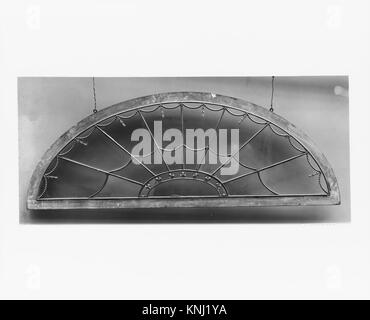 Un fanlight della Craig House di Baltimora, caratterizzato da un design architettonico americano del XIX secolo, intricate vetrate e un significato storico nell'architettura domestica. Foto Stock