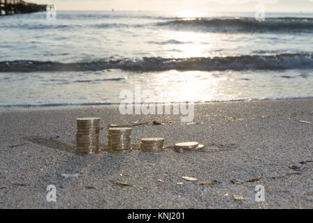 Foto di quattro pile British pound monete. Regno Unito denaro, nuovo chili in una luce calda. Foto Stock