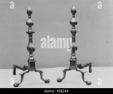 Andiron, Maker: Revere and Son (ca. 1787–?), 1787-1810, American, Geography: Made in Boston, Massachusetts, Stati Uniti, Medium: Ottone, ferro Foto Stock