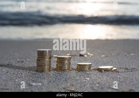 Foto di quattro pile British pound monete. Regno Unito denaro, nuovo chili in una luce calda. Foto Stock