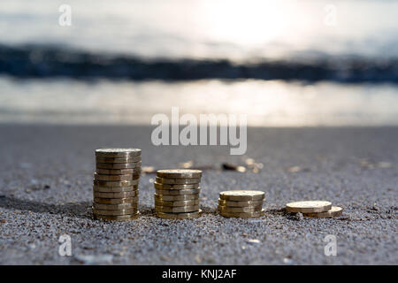 Foto di quattro pile British pound monete. Regno Unito denaro, nuovo chili in una luce calda. Foto Stock