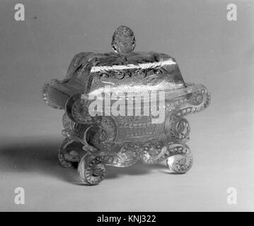 Sale ricoperto americano del 1830-40 realizzato in vetro pressato lacy, che mostra design decorativo, artigianalità e uso funzionale. Foto Stock