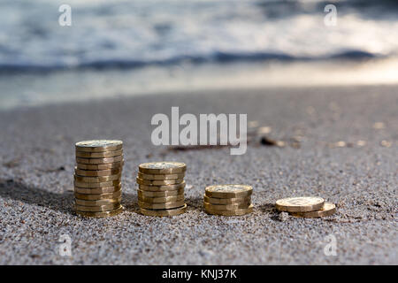 Foto di quattro pile British pound monete. Regno Unito denaro, nuovo chili in una luce calda. Foto Stock