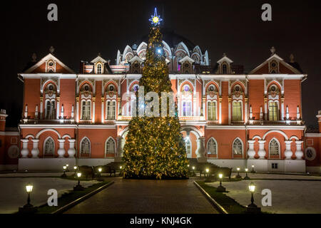 Albero di Natale decorato è installato in un cortile di Palazzo Petroff su Leningradsky prospekt nel centro di Mosca, Russia Foto Stock