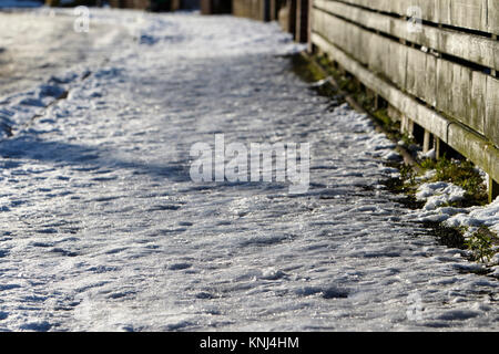 Neve compatta sul sentiero creazione di ghiaccio nero sotto newtownabbey Irlanda del Nord Regno Unito Foto Stock