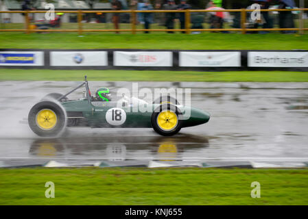 1963 Lotus BRM 24 possedute da Malcolm Thorne guidato da Martin Stretton racing nel Trofeo Glover a Goodwood 2017. Molto gara bagnata Foto Stock