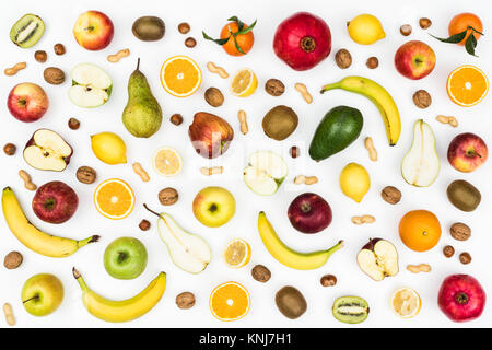 Gustosa frutta colorata su sfondo bianco, senza soluzione di continuità sullo sfondo di cibo Foto Stock