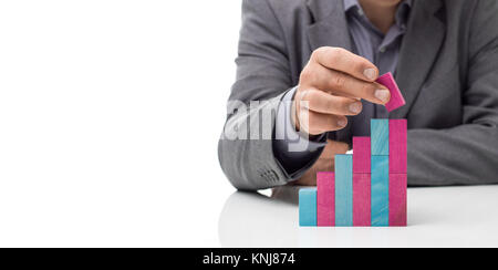 Imprenditore la costruzione di una rampa di scale con il giocattolo dei blocchetti di legno, il successo aziendale e il concetto di sviluppo Foto Stock