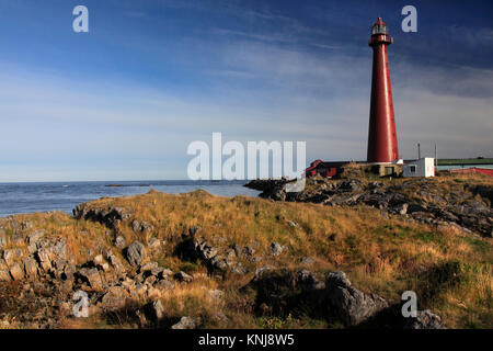 Faro Andesnes situato in corrispondenza della punta settentrionale dell'isola Andoya, Arcipelago Vesteralen, Norvegia Foto Stock