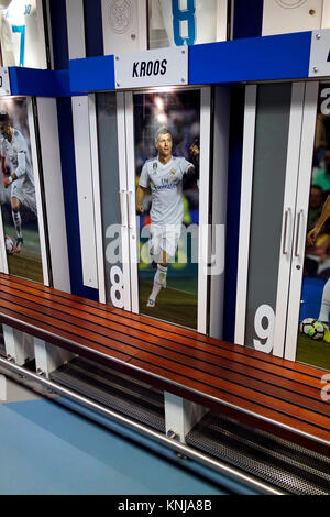 Umkleidekabine: Spind von Toni Kroos - Santiago Bernabeu Stadion, Real Madrid, Madrid. Foto Stock