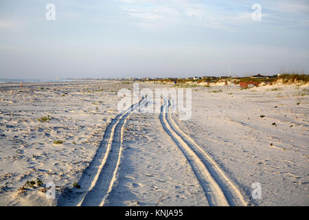 Extra grande spiaggia con tracce di pneumatici in esso Foto Stock