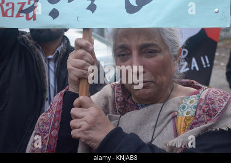 Lahore, Pakistan. 12 Dic, 2017. Il pakistan i membri della società civile e i membri della famiglia di mancante attivista per i diritti umani Raza Mahmood protesta. Un pakistano attivista per i diritti umani che ha lottato per la cordiale legame con l'India è scomparso nella parte orientale della città di Lahore. Credito: Rana Sajid Hussain/Pacific Press/Alamy Live News Foto Stock