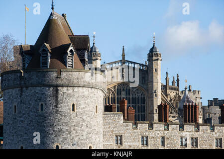 Windsor, Regno Unito. 8 dicembre, 2017. Una vista del coprifuoco Tower e alla cappella di San Giorgio nel Castello di Windsor da Windsor e Eton stazione ferroviaria centrale Foto Stock