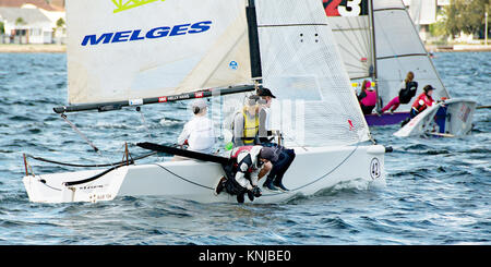 Lago Macquarie, Australia - aprile 16. 2013: i bambini a competere in Australian combinati di alta scuola campionati di vela. Giovani concorrenti hanno gareggiato Foto Stock