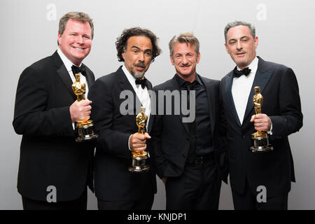 HOLLYWOOD, CA - febbraio 22: James W. Skotchdopole, Alejandro G. Iñárritu, presentatore, Sean Penn e John Lesher pongono backstage con l'OSCAR® per Best Motion Picture dell'anno, per lavorare su "Birdman o (l'inaspettato virtù di ignoranza)" durante il live ABC teletrasmesso del 87th Oscar® al Dolby® Theatre di Hollywood, CA domenica 22 febbraio, 2015. Foto Stock