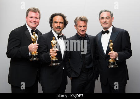 HOLLYWOOD, CA - febbraio 22: James W. Skotchdopole, Alejandro G. Iñárritu, presentatore, Sean Penn e John Lesher pongono backstage con l'OSCAR® per Best Motion Picture dell'anno, per lavorare su "Birdman o (l'inaspettato virtù di ignoranza)" durante il live ABC teletrasmesso del 87th Oscar® al Dolby® Theatre di Hollywood, CA domenica 22 febbraio, 2015. Foto Stock