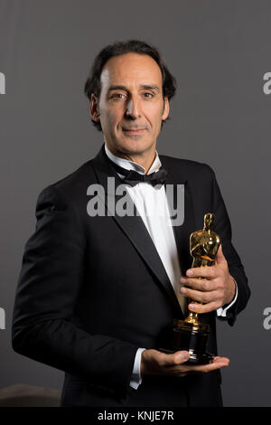 HOLLYWOOD, CA - febbraio 22: Alexandre Desplat pone backstage con l'OSCAR® per il conseguimento di una musica scritta per motion pictures (partitura originale), per lavori su "Il Grand Hotel di Budapest" durante il live ABC teletrasmesso del 87th Oscar® al Dolby® Theatre di Hollywood, CA domenica 22 febbraio, 2015. Foto Stock