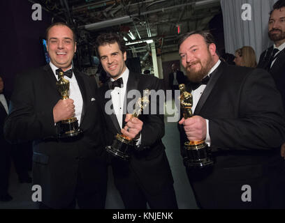 HOLLYWOOD, CA - febbraio 22: Ben Wilkins, Craig Mann, e Thomas Curley pongono backstage con l'OSCAR® per il conseguimento di una miscelazione del suono, per lavorare su "colpo di frusta" durante il live ABC teletrasmesso del 87th Oscar® al Dolby® Theatre di Hollywood, CA domenica 22 febbraio, 2015. Foto Stock