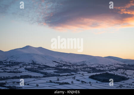 Paxton's Tower. Regno Unito. 11 dicembre, 2017. Guardando attraverso il Brecon Beacons campagna coperta di neve al tramonto, Pen y Fan di montagna. Parco Nazionale di Brecon Beacons, Galles. Credito: Drew Buckley/Alamy Live News Foto Stock