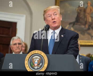 Il Presidente degli Stati Uniti, Trump parla prima della firma presidenziale direttiva dello spazio. Undicesimo Dec, 2017. 1, dirigendo la NASA per tornare alla luna, nella sala Roosevelt della Casa Bianca a Washington lunedì, 11 dicembre, 2017. Credito: Aubrey Gemignani/NASA via CNP Credito: Aubrey Gemignani/CNP/ZUMA filo/Alamy Live News Foto Stock