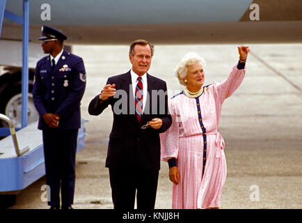 New Orleans, Louisiana, Stati Uniti d'America. 16 Ago, 1988. Il Vicepresidente degli Stati Uniti George H.W. Bush e Barbara Bush arriva a New Orleans, Louisiana per il 1988 Convention Nazionale Repubblicana su agosto 16, 1988.Credit: Arnie Sachs/CNP Credito: Arnie Sachs/CNP/ZUMA filo/Alamy Live News Foto Stock