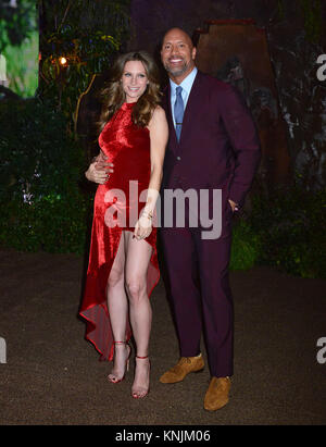 Dwayne Johnson e Lauren Hashian 207 assiste la premiere del Columbia Pictures' 'Jumanji: Welcome To The Jungle' sul dicembre 11, 2017 a Los Angeles, California Foto Stock