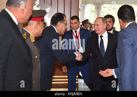 Il Cairo, Egitto. Undicesimo Dec, 2017. Il Presidente egiziano Abdel Fattah al-Sisi riceve il Presidente russo Vladimir Putin al Cairo, in Egitto, a Dic. 11, 2017 Credito: il Presidente egiziano Ufficio APA/images/ZUMA filo/Alamy Live News Foto Stock