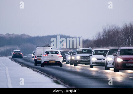 Traffico invernale a Southport, Merseyside, gelido freddo. Dicembre 2017. Meteo Regno Unito. Inizia la giornata con un freddo intenso, mentre le persone si dirigono verso il tragitto mattutino per lavorare in condizioni di guida pericolose. Con temperature notturne di circa - 4 gradi centigradi, gelo e ghiaccio coprono tutto il terreno scoperto. Foto Stock