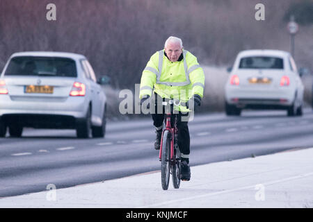 Southport, Merseyside, freddo. Il 12 dicembre 2017. Regno Unito Meteo. Un terribilmente freddo per iniziare la giornata come un ciclista capi fuori per un inizio di mattina escursione lungo la promenade a Southport nel Merseyside. Con pernottamento a una temperatura di circa - 4 gradi centigradi, la brina e il ghiaccio coprire tutte le scoperte di massa. Credito: Cernan Elias/Alamy Live News Foto Stock