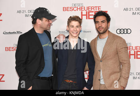 Monaco di Baviera, Germania. Undicesimo Dec, 2017. Direttore Marc Rothemund (L-R), attori Elyas M'Barek e Philip Noè Schwarz arriva per la prima mondiale di "ieses bescheuerte Herz' ('questo stupido cuore') in Mathaser Filmpalast Theater di Monaco di Baviera, Germania, 11 dicembre 2017. Il film sarà distribuito a tedesco teatri il 21 dicembre. Credito: Felix Hörhager/dpa/Alamy Live News Foto Stock