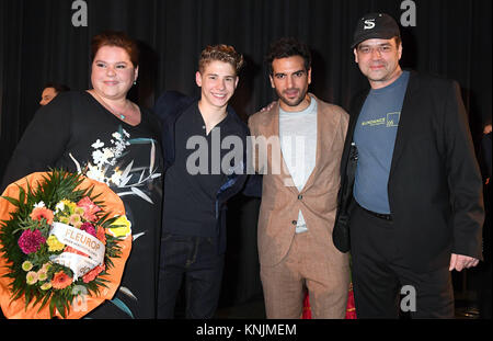 Monaco di Baviera, Germania. Undicesimo Dec, 2017. Attori Nadine Wrietz (L-R), Filippo Noè Schwarz, Elyas M'Barek e direttore Marc Rothemund arriva per la prima mondiale di "ieses bescheuerte Herz' ('questo stupido cuore') in Mathaser Filmpalast Theater di Monaco di Baviera, Germania, 11 dicembre 2017. Il film sarà distribuito a tedesco teatri il 21 dicembre. Credito: Felix Hörhager/dpa/Alamy Live News Foto Stock