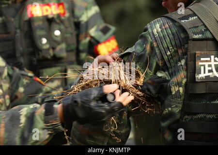 Kunming, Kunming, in Cina. 12 Dic, 2017. Kunming, in Cina-12th Dicembre 2017:(solo uso editoriale. Cina OUT).polizia armata ricevere 'Devil formazione" in Kunming, Cina del sud della provincia di Yunnan. Credito: SIPA Asia/ZUMA filo/Alamy Live News Foto Stock