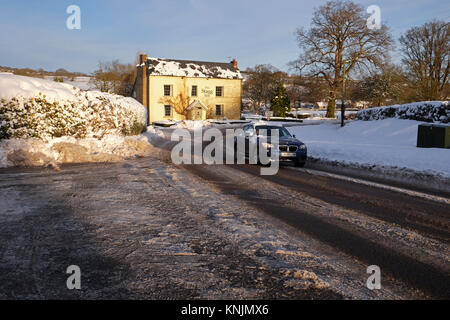 Titley, Herefordshire, Regno Unito - Dicembre 2017 - Durante la notte la temperatura è scesa a meno di 9c ( -9c ) nelle zone rurali del Herefordshire la notte scorsa - un inizio di mattina automobilista rigidi con cura sul ghiaccio coperto la strada attraverso il villaggio. Credito: Steven Maggio/Alamy Live News Foto Stock