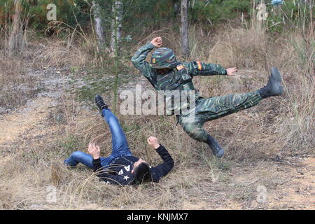 Kunming, Kunming, in Cina. 12 Dic, 2017. Kunming, in Cina-12th Dicembre 2017:(solo uso editoriale. Cina OUT).polizia armata ricevere 'Devil formazione" in Kunming, Cina del sud della provincia di Yunnan. Credito: SIPA Asia/ZUMA filo/Alamy Live News Foto Stock